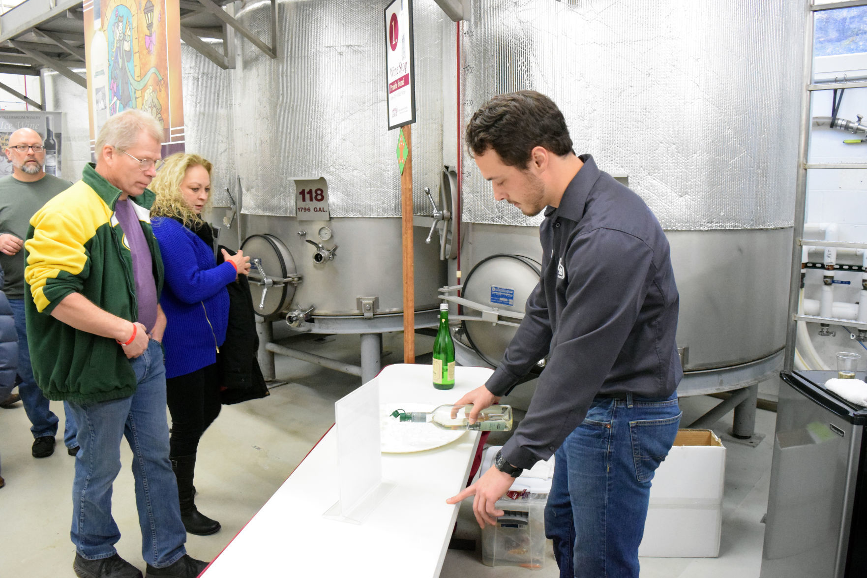 112518-sauk-gallery-wine008